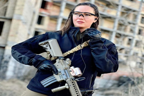 படையெடுக்கும் நோக்குடன் உக்ரைன் எல்லையை கடக்கும் ஒவ்வொருவரும் சுட்டுக் கொல்லப்படுவார்கள்-ஆயுதங்களுடன் முன்னாள் அழகி! - ஐபிசி தமிழ்