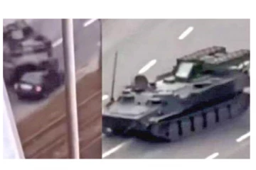 சாலையில் சென்ற பொதுமக்கள் கார்... வெறித்தனத்தோடு சுக்குநூறாக உடைத்த ரஷ்ய ராணுவ டாங்கி.. - வைரல் புகைப்படம்