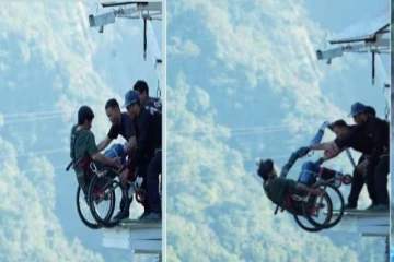 117 அடி உயரம்.. வீல் சேருடன் விழுந்த இளைஞர்.. அடுத்து நேர்ந்த சம்பவம் - வைரல் வீடியோ!