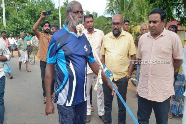 யாழில் வித்தியாசமான உலக சாதனையை படைத்த நபர்! (Photos) | Jaffna Man Achieved Pulling Vehicle With His Beard
