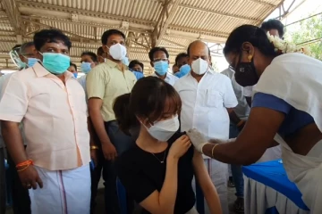 தமிழகத்தில் தடுப்பூசி எடுத்துக் கொண்ட வெளிநாட்டு தம்பதி