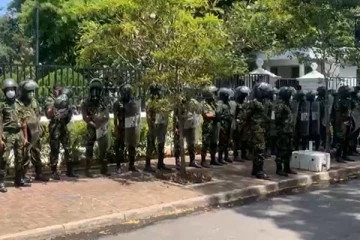 எந்நேரத்திலும் எதுவும் நடக்கலாம் - பிரதமர் அலுவலகம் நோக்கி படையெடுக்கும் மக்கள்; தாழ்வாக வட்டமிடும் உலங்குவானூர்திகள்!