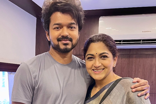 வாரிசு படப்பிடிப்பில் இரண்டு முக்கிய நடிகர்களுடன் நடிகை குஷ்பூ எடுத்துக்கொண்ட புகைப்படம்.. நீங்களே பாருங்க