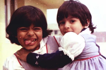 இந்த போட்டோவில் இருக்கும் குழந்தை யார் தெரியுமா? டாப் நடிகையாக இருந்தவர் தான்