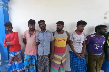 இலங்கை கடற்பரப்புக்குள் அத்துமீறி மீன்பிடியில் ஈடுபட்ட 12 இந்திய மீனவர்கள் கைது!