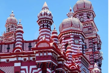 இலங்கையில் இருக்கும் சிவப்பு பள்ளியில் புதைந்திருக்கும் ரகசியங்கள்