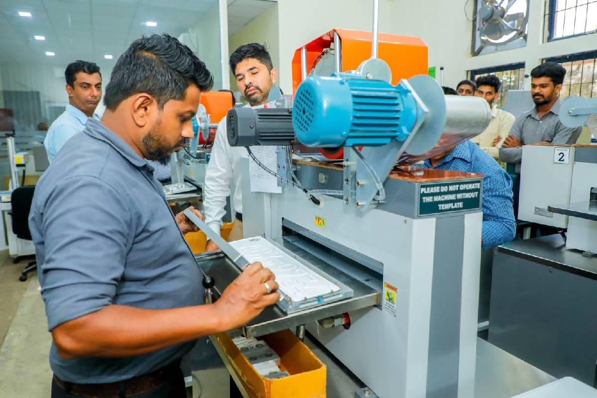 வாகன இலக்கத் தகடுகள் அச்சிடும் பணிகள் மீண்டும் ஆரம்பம் | Vehicle Number Plate Printing Operations Resume வாகன இலக்கத் தகடுகள் அச்சிடும் பணிகள் மீண்டும் ஆரம்பம் | Vehicle Number Plate Printing Operations Resume