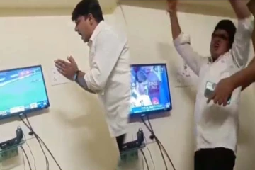 ஒரு பந்தில் வெற்றியை தட்டித்தூக்கிய சிஎஸ்கே... ரசிகரை அடக்கமுடியாமல் திணறிய குடும்பம்