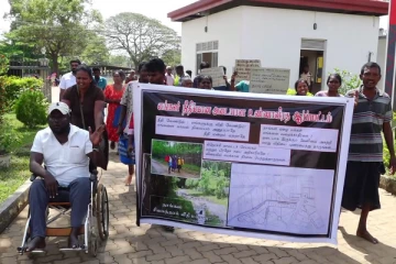 கிளிநொச்சியில் வீதி அபிவிருத்தியை முன்னெடுக்க கோரி போராட்டம்(Photos)