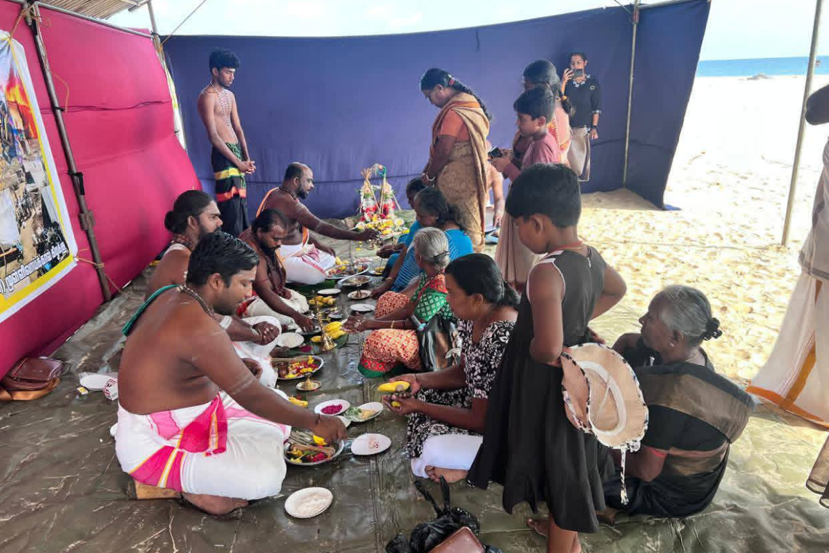 முள்ளிவாய்க்கால் மண்ணில் தென்புலத்தார் வழிபாடு; கண்ணீரில் உறவுகள் | Ancestral Worship At Mullivaikkal Relatives முள்ளிவாய்க்கால் மண்ணில் தென்புலத்தார் வழிபாடு; கண்ணீரில் உறவுகள் | Ancestral Worship At Mullivaikkal Relatives