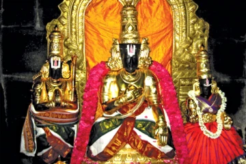 தாமரை மலரை ஏந்தியபடி காட்சி தரும் ராமர்