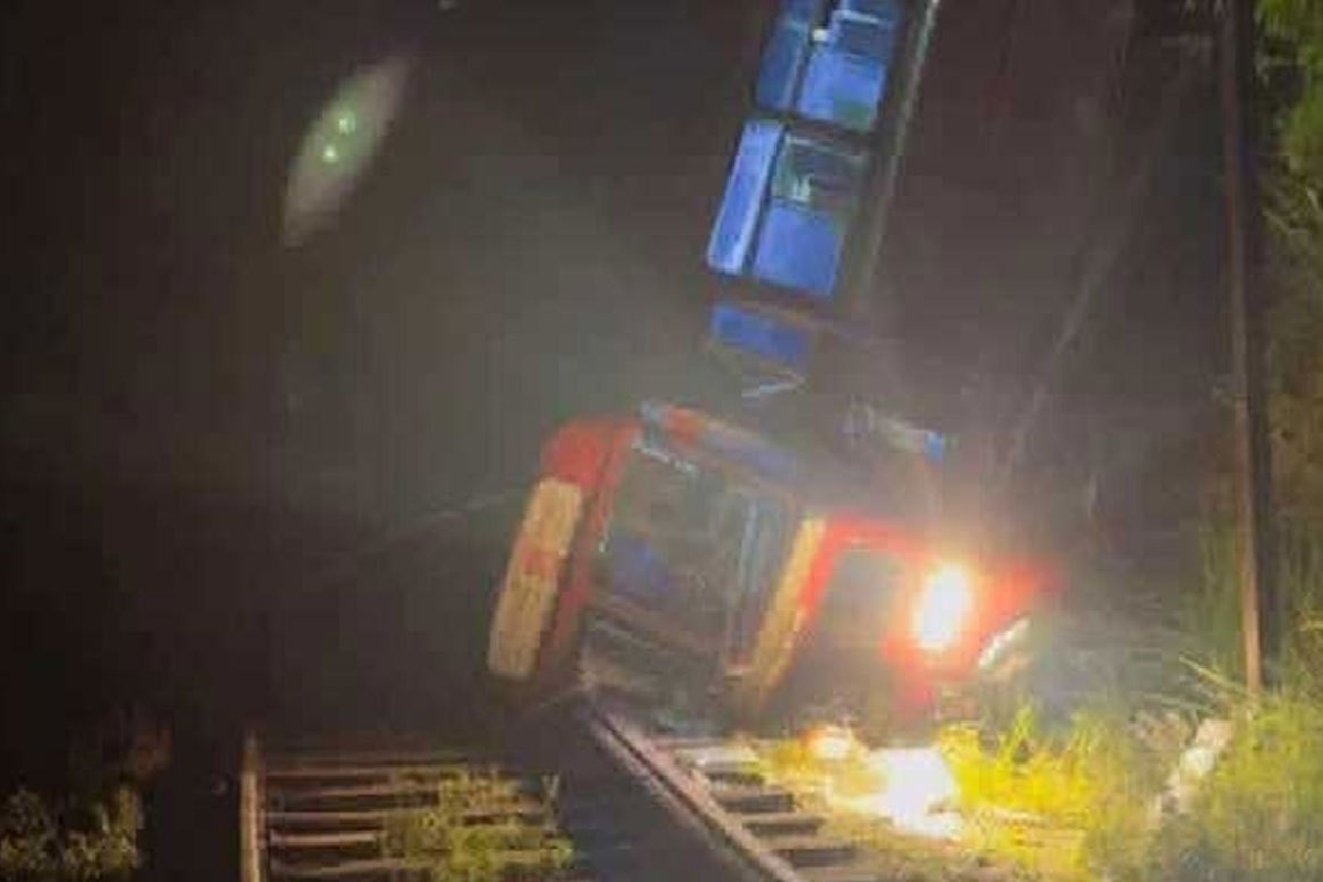 கொழும்பில் இருந்து சென்ற பேருந்து கோர விபத்து; 42 பேர் காயம் | Bus Overturns Into Ravine In Diyatalawa 42 Injured