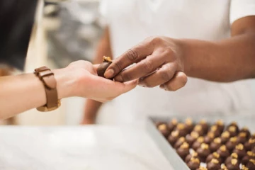 யாழில் மாணவி கொடுத்த சொக்லேட்டை வாங்கிய மாணவனுக்கு நேர்ந்த கதி