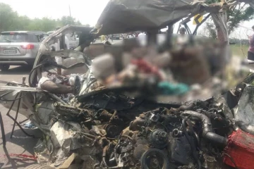 நேருக்கு நேர் மோதிக்கொண்ட பேருந்து, கார்! 10 பேர் பலி..உயிரிழப்பு மேலும் அதிகரிக்கலாம் என அச்சம்