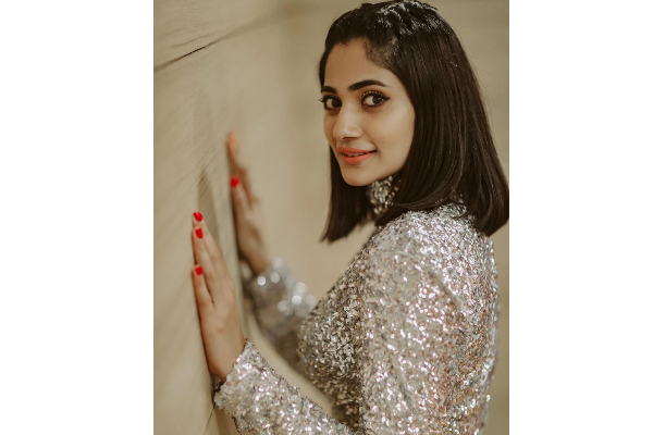 சில்வர் நிறத்தில் ஜொலிக்கும் உடையில் பிக் பாஸ் லாஸ்லியா.. இதோ அழகிய புகைப்படம் | Losliya Latest Instagram Pic Gone Viral