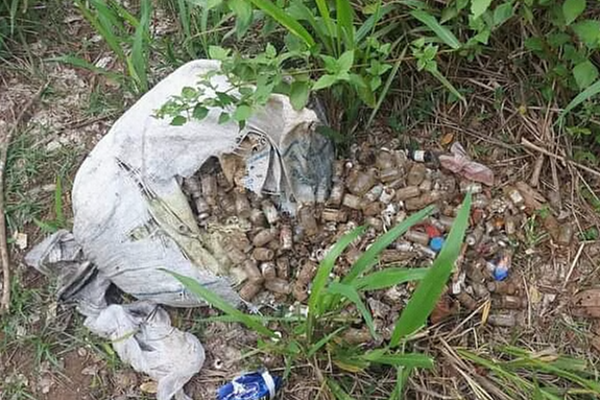 குளத்தில் வீசப்பட்ட பெருமளவு மருந்து குப்பிகள் மீட்பு : விரைந்து செயற்பட்ட அதிகாரிகள் | 5000 Medicinal Vial With Royal Seal Thelambiyagama