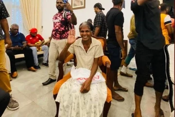 இலங்கை ஜனாதிபதி மாளிகையில் உள்ள சொகுசு நாற்காலியில் கெத்தாக அமர்ந்த பெண்! வைரலாகும் புகைப்படம்