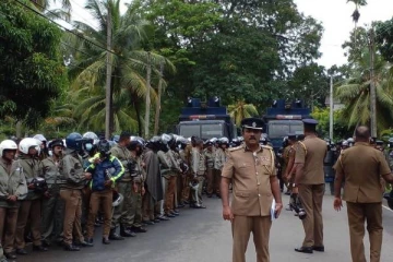 பலப்படுத்தப்பட்டுள்ள பொலிஸ் பாதுகாப்பு! கொழும்பில் தங்காலை நோக்கி படையெடுத்துள்ள பல்கலைக்கழக மாணவர்கள் (Video)