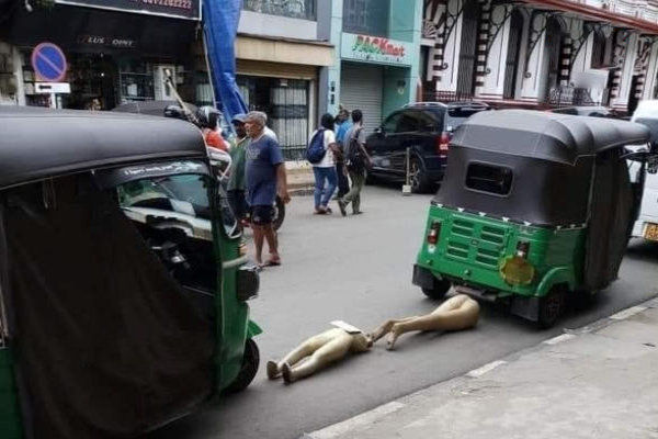 எரிபொருள் வரிசையில் விசித்திர முறையில் காத்திருந்த சாரதி! | The Driver Who Waited Strangely In The Fuel Line