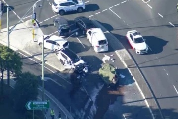 நெடுஞ்சாலையில் 6 கார்கள் ஒன்றன்பின் ஒன்றாக மோதி பயங்கர விபத்து: பெண் உயிரிழப்பு