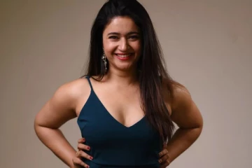 இப்படியொரு போஸ் கொடுத்து ஷாக் கொடுத்த நடிகை பூனம் பாஜ்வா.. புகைப்படம்..