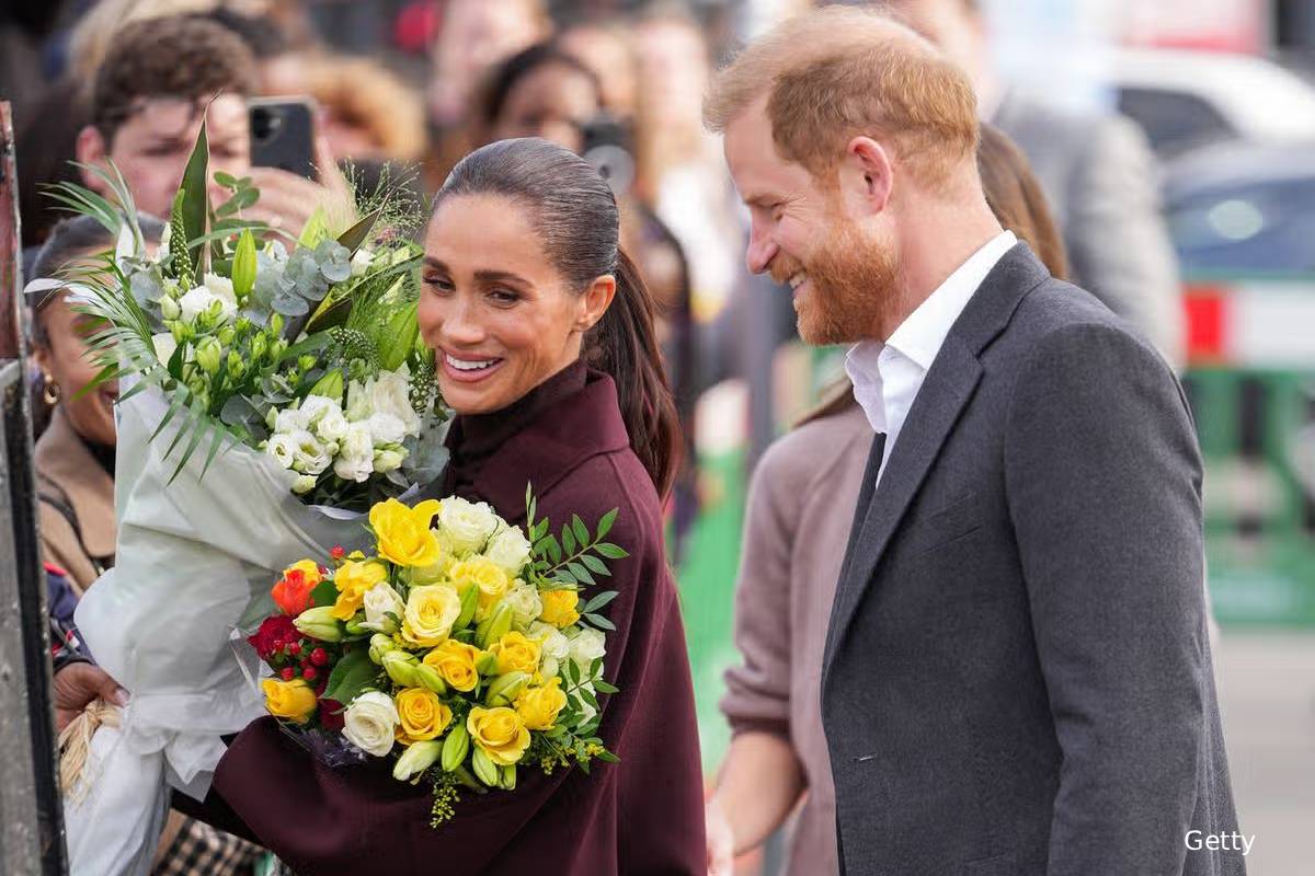 ஹரி மேகன் தம்பதியருக்கு கிடைத்த எதிர்பாராத வரவேற்பு | Prince Harry And Meghan Welcomed To Nottingham ஹரி மேகன் தம்பதியருக்கு கிடைத்த எதிர்பாராத வரவேற்பு | Prince Harry And Meghan Welcomed To Nottingham
