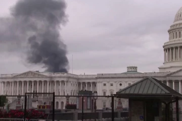 அமெரிக்க நாடாளுமன்ற வளாகத்தில் தீ! சாலையில் சென்ற மக்கள் மிரட்சி