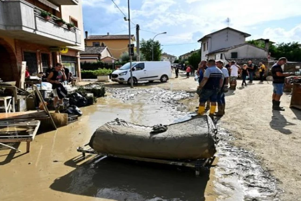 இத்தாலியில் வெள்ளப்பெருக்கினால் அச்சமடைந்துள்ள மக்கள்! | Mud Tsunami Crashes Through Streets Italian Town