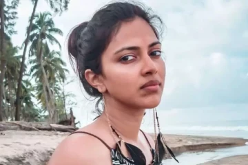 கடற்கரையில் போஸ் கொடுத்த நடிகை அமலா பால்.. இணையத்தில் வைரலாகும் புகைப்படம்