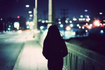 மிக கொடூரமான நோய்: 28 ஆண்டுகளாக இரவில் மட்டுமே நடமாடும் பெண்!