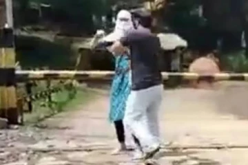 மின்னல் வேகத்தில் வந்த ரயில்!! கதறியபடியே தண்டவாளத்தில் நின்ற பெண்- திக் திக் காட்சிகள்