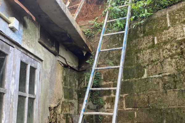 நுவரெலியாவில் மண் சரிவின் பின் அந்தரிக்கும் மக்கள்! இப்படி ஒரு அவலம் | Nuwara Eliya People Traveling By Climbing Ladders