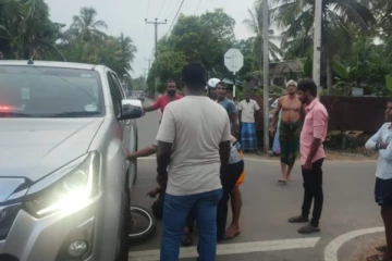 பிள்ளையானின் காப்பு வாகனத்துடன் மோதி விபத்திற்கு உள்ளான மோட்டார்சைக்கிள் (Photo)