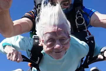 13,500 அடி உயரம்..! 104 வயது ஸ்கை டைவிங் செய்து கின்னஸ் சாதனை புரிந்த மூதாட்டி