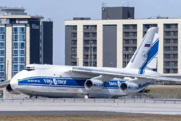 நாளுக்கு ஆயிரம் டொலர் வாடகை: கனடாவில் சிக்கிய ரஷ்ய சரக்கு விமானம்