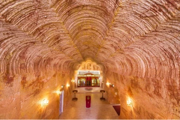 பூமிக்கு அடியில் வினோத கிராமம்! ஆடம்பரமாக வசிக்கும் மக்கள்