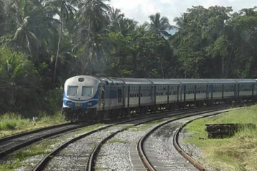 ගම්බිම් බලා ගිය ජනතාවට යළි කොළඹ එන්න විශේෂ දුම්රිය සහ බස් ගැන තොරතුරු