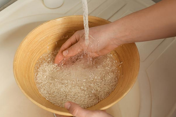 அரிசி தண்ணீரில் தலைமுடியை அலசினால் இனி வாழ்நாளில் முடி கொட்டாது!  எப்படி பயன்படுத்துறதுனு தெரிஞ்சிக்கோங்க | Beauty Rice Washed Water Or Rice Water For Hair