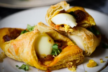 Egg Puffs: நாவூறும் சுவையில் முட்டை பப்ஸ்.., வீட்டிலேயே குக்கரில் செய்யலாம்