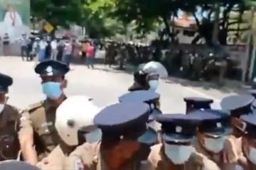 மகிந்தவின் இல்லத்திற்கு எதிரில் கைதானவர்கள் இரவோடு இரவாக பொலிஸ் பிணையில் விடுவிப்பு