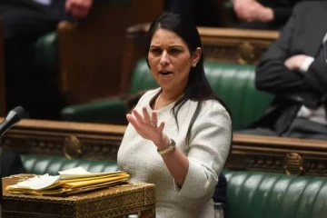 பிரித்தானியாவிலிருந்து நாடுகடத்தப்பட இருந்த புலம்பெயர்ந்தோர் விடுவிக்கப்படலாம்: உள்துறை அலுவலகத்துக்குப் பின்னடைவு