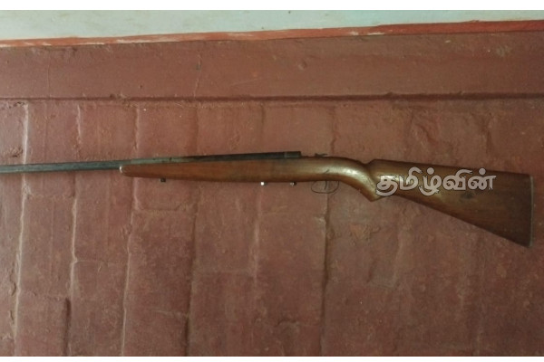 முல்லைத்தீவில் துப்பாக்கியுடன் குடும்பஸ்தர் கைது | Family Member Arrested With Gun In Mullitivu முல்லைத்தீவில் துப்பாக்கியுடன் குடும்பஸ்தர் கைது | Family Member Arrested With Gun In Mullitivu