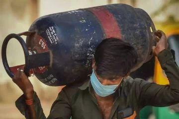 சிலிண்டர் விலை உயர்வு - மாத முதலிலேயே அதிர்ச்சியில் மக்கள்!