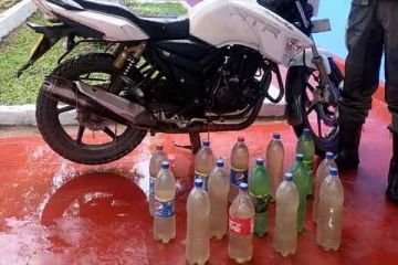 கசிப்பு போத்தல்களுடன் கைது செய்யப்பட்ட இளைஞன்