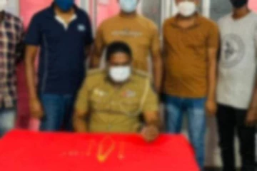 பட்டப்பகலில் வீடுபுகுந்து நகை திருடிய இளைஞன் கைது செய்யப்பட்டுள்ளார்