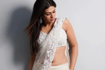 சேலையிலும் இவ்ளோ கவர்ச்சியா.. நடிகை ஷ்ரத்தா தாஸ் ஹாட் போட்டோஷூட்