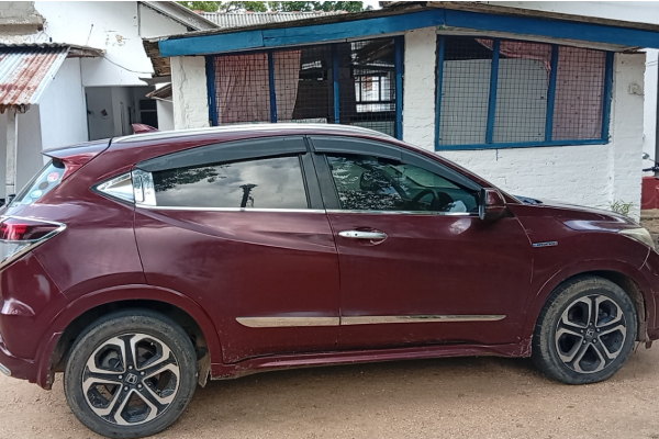 தமிழர் பகுதியில் பொலிஸார் காட்டிய அதிரடி ; அதி சொகுசு காருக்குள் காத்திருந்த அதிர்ச்சி | Police Action In Tamil Area Shock In Luxury Car தமிழர் பகுதியில் பொலிஸார் காட்டிய அதிரடி ; அதி சொகுசு காருக்குள் காத்திருந்த அதிர்ச்சி | Police Action In Tamil Area Shock In Luxury Car