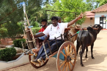 ஆபத்தான நிலையில் தமிழர் பகுதி நோயாளர்கள்: மாட்டுவண்டியில் சிகிச்சையளிக்கும் வைத்தியர்