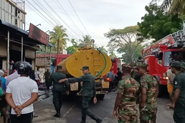 பொலிஸ் ஜீப் - புடவைக்கடைக்கு தீயிட்ட சம்பவம்: இராணு வீரர் உட்பட இருவர் கைது (Photos)