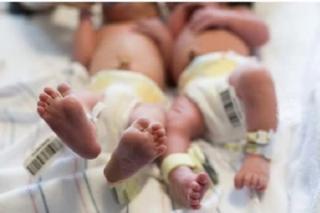 இரட்டைக் குழந்தை பிறந்த இரண்டாம் நாளே கோடிஸ்வரரான இந்திய இளைஞர் .... இலங்கை மதிப்பு எத்தனை கோடி தெரியுமா?